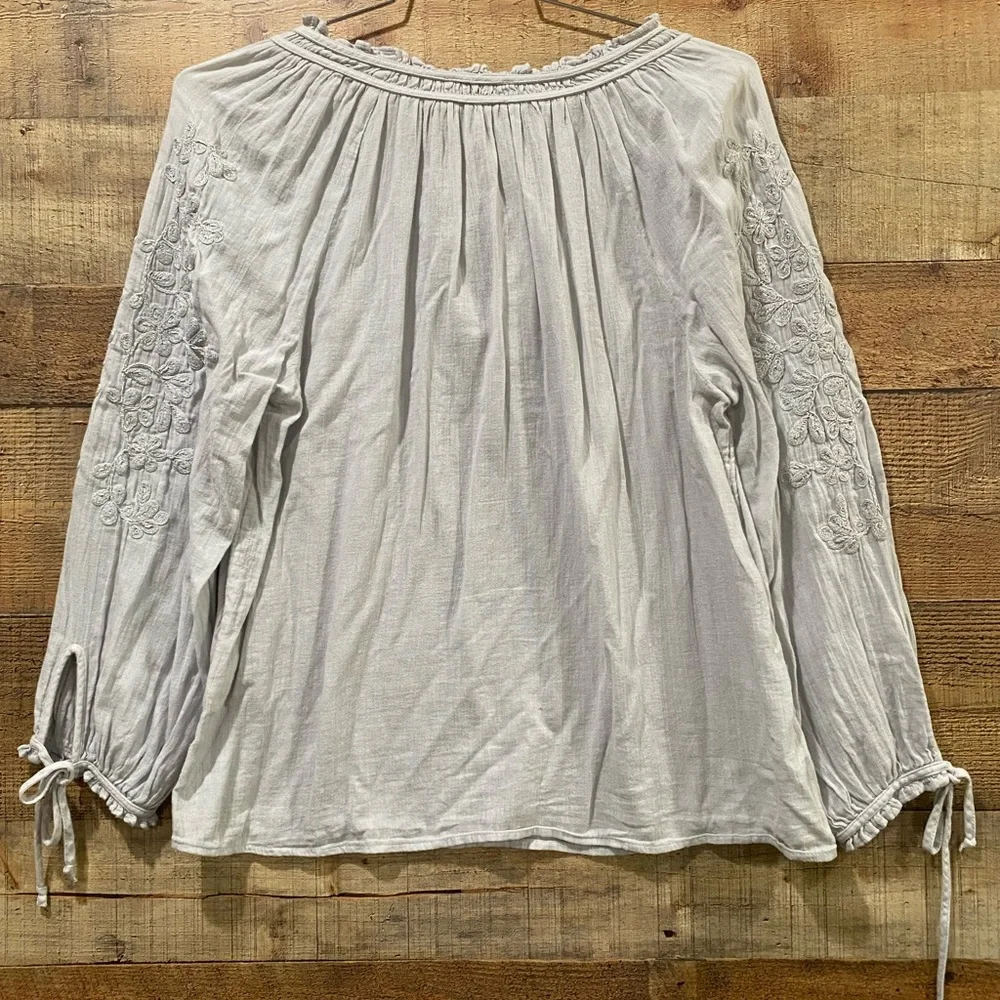 Lucky Brand Embroidered Gray Peasant Top Size Medium - Picture 4 of 6
